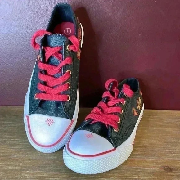 Cute Captain Marvel Kids Size 1 Shoes - Picture 1 of 12